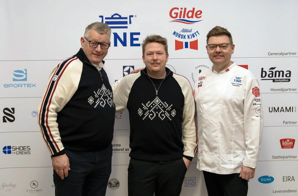 Gunnar Hvarnes (midten) sammen med daglig leder for NKL, Espen Wasenius (til venstre) og president i NKL, Kyrre Dybdal.