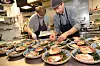 Kjøkkensjef Michal Bluj og kokk Maximillian Jürgen Pöls (bak) i aksjon i restaurant St. Peter's i Øyenkilen utenfor Fredrikstad.