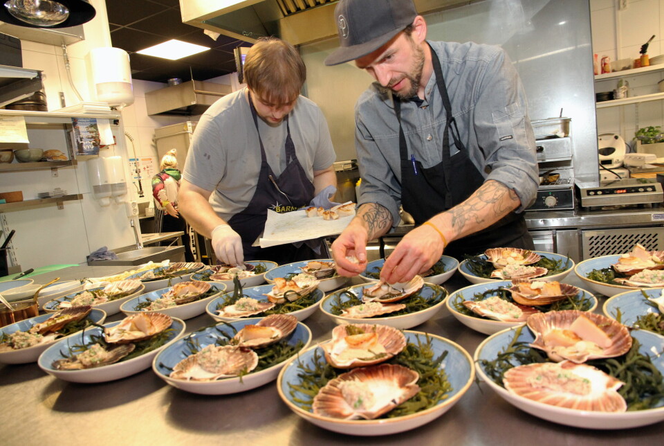 Kjøkkensjef Michal Bluj og kokk Maximillian Jürgen Pöls (bak) i aksjon i restaurant St. Peter's i Øyenkilen utenfor Fredrikstad.