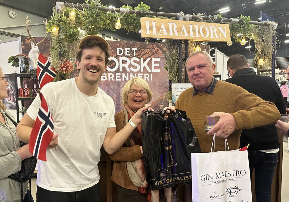Glade gin-elskere har sikret seg noen flasker norsk Harahorn gin på Copenhagen Ginfestival. Markedssjef Jakob Nelvik (til venstre) hos Det Norske Brenneri opplevde et rekordartet salg over disk.