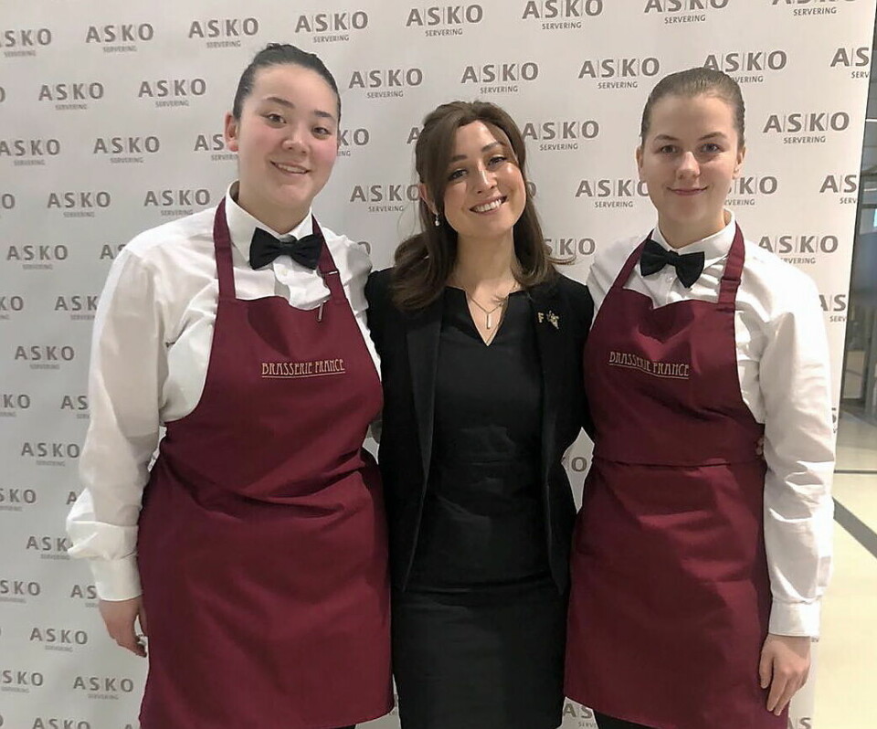 Brasserie France sine servitørlærlinger Anna Mikalo Nishimura og Sara Nordengen, med lagleder Maria Hetager Suarez, gikk seirende ut av Asko Servering Norgescup 2024.