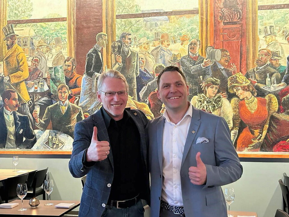 Harald Berger (til høyre) sammen med administrerende direktør for De Historiske, Nils Henrik Geitle.