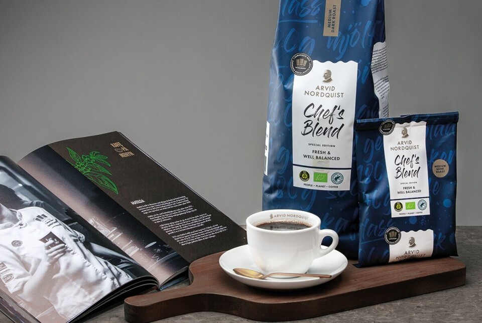 Kaffen som passer like godt i koppen som på menyen poser med kaffebønner og kaffekopp med kaffe