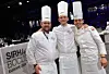 Det norske laget som sikret bronse i Bocuse d'Or Europe. Fra venstre coach Christopher W. Davidsen, kandidat Håvard Werkland og commis Grunde Gillund