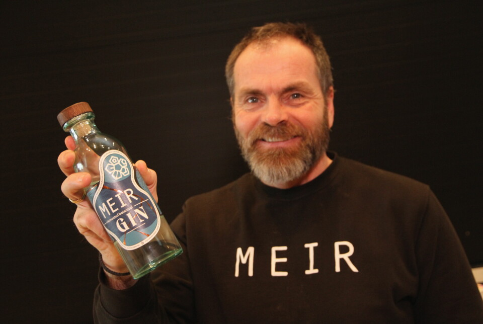Ivan Abrahamsen med den nye gin-typen, produsert av Meir Distillery.