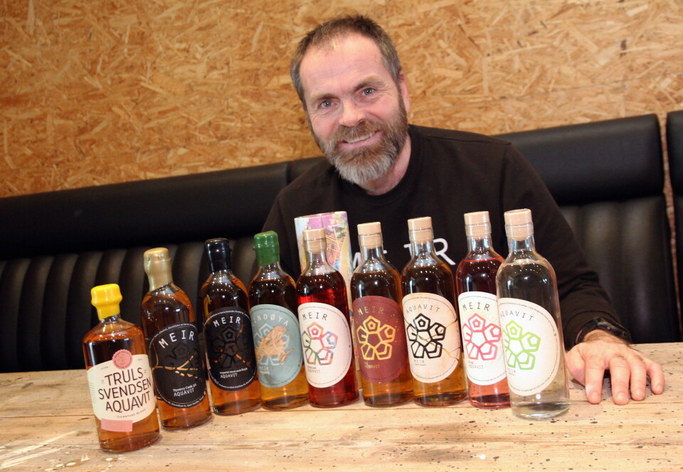 Den tidligere produktutviklingssjefen i Arcus (nå Anora), Ivan Abrahamsen, med akevittene som er laget av Meir Distillery. Den tidligere produktutviklingssjefen i Arcus (nå Anora), Ivan Abrahamsen, med akevittene som er laget av Meir Distillery.