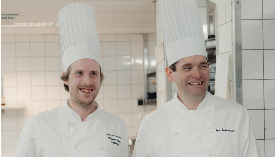 Frode  Zachariassen (til høyre) er både hotellsjef og kokk på Best Western Tingvold Park Hotel i Steinkjer.