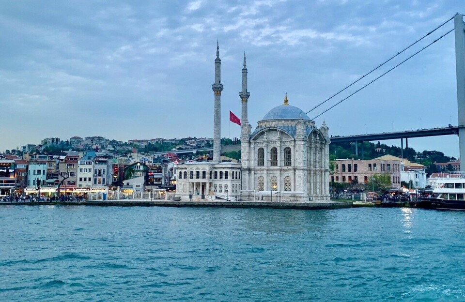 Moskeer ser du overalt i Istanbul, i alle størrelser og varianter, som her ved Bosporos-stredet.