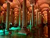 Basilica Cistern er et kolossal underjordisk sisternesystem for lagring av vann før i tiden. En av mange spektakulære historiske attraksjoner. Ikke overraskende har dette også vært location for en James Bond-film.