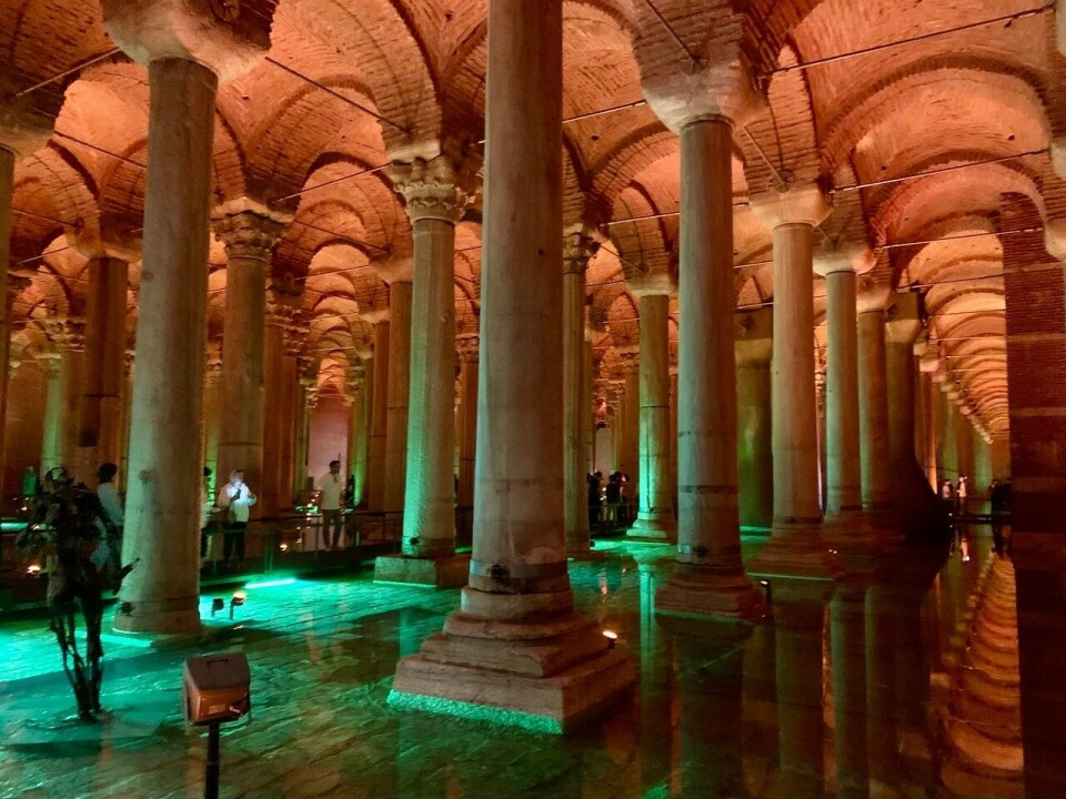 Basilica Cistern er et kolossal underjordisk sisternesystem for lagring av vann før i tiden. En av mange spektakulære historiske attraksjoner. Ikke overraskende har dette også vært location for en James Bond-film.