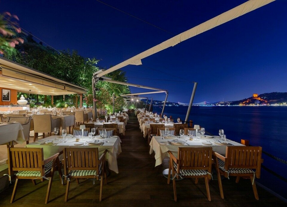 Istanbul byr på et hav av muligheter for helt spesielle restaurantopplevelser, billedlig talt, som denne restauranten som ligger på den asiatiske siden av Bosporos-stredet. Restauranten har egen båt som henter og bringer fra den europeiske siden av byen. Du legger til kai, og da er du bokstavelig talt i restauranten. En idyll, som også maten var.