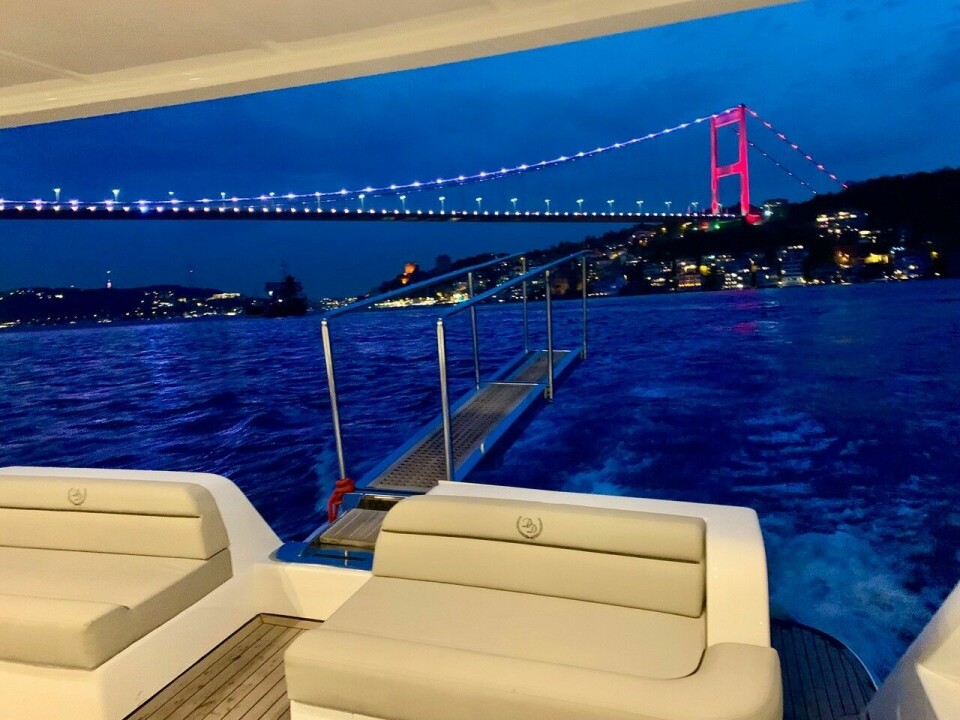 Båttur på Bosporos-stredet er en påkrevd aktivitet når du er i Istanbul. Restauranter, hotell og villaer ligger langs vannkanten, og tre broer knyter sammen den asiatiske siden av byen, med den europeiske.