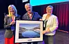 Fra venstre NHO Reiseliv-direktør Kristin Krohn Devold, prisvinner Arne Brimi og administrerende direktør i Big Fish Adventure og president i NHO Reiseliv, Mona Saab.