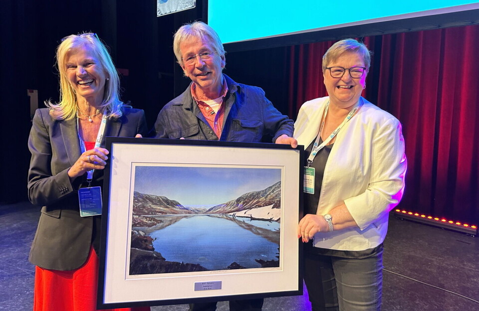 Fra venstre NHO Reiseliv-direktør Kristin Krohn Devold, prisvinner Arne Brimi og administrerende direktør i Big Fish Adventure og president i NHO Reiseliv, Mona Saab. Fra venstre NHO Reiseliv-direktør Kristin Krohn Devold, prisvinner Arne Brimi og administrerende direktør i Big Fish Adventure og president i NHO Reiseliv, Mona Saab.