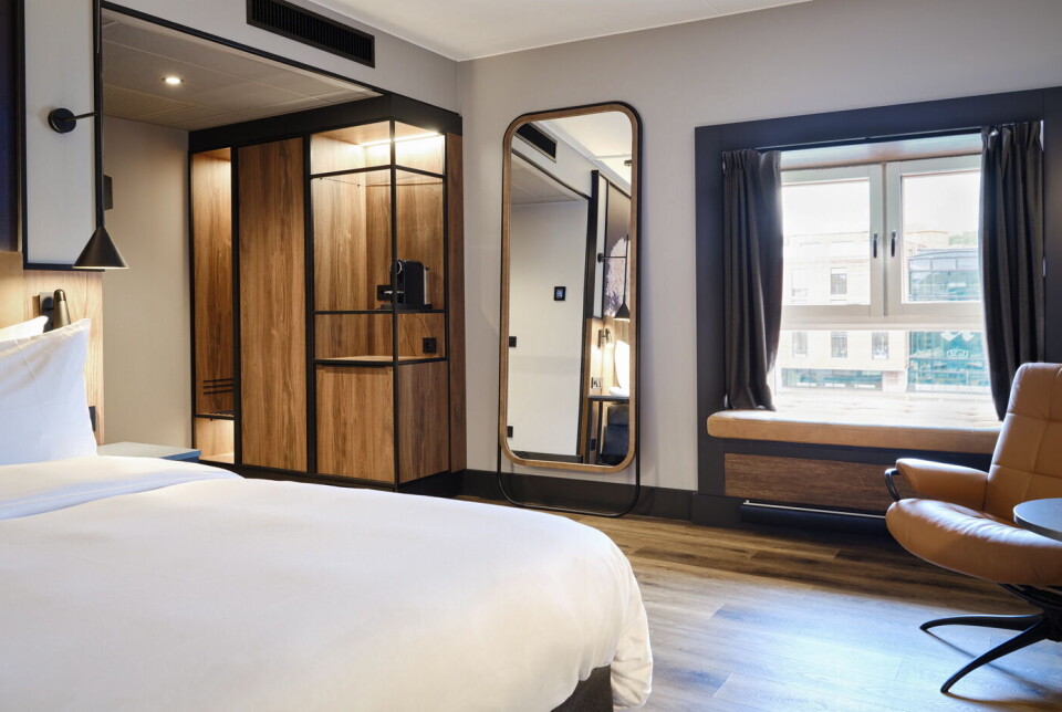 Alle de 298 rommene og suitene er totalrenovert i skandinavisk design, inspirert av jordfarger og med materialer som tre og mørke metaller. Alle de 298 rommene og suitene er totalrenovert i skandinavisk design, inspirert av jordfarger og med materialer som tre og mørke metaller.