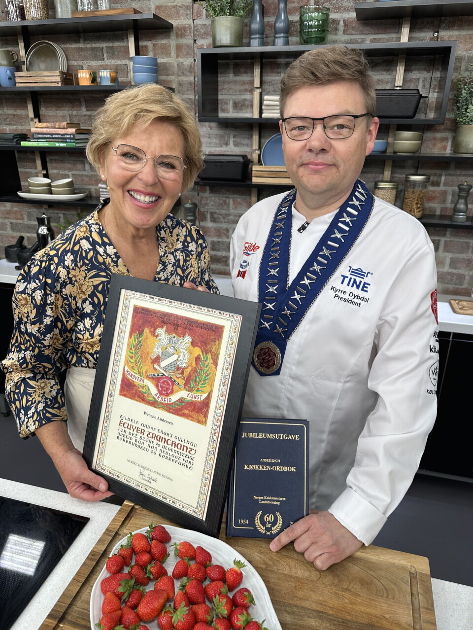 André Enghs gullnål til Wenche Andersen. Her sammen med president i NKL, Kyrre Dybdal. André Enghs gullnål til Wenche Andersen. Her sammen med president i NKL, Kyrre Dybdal.