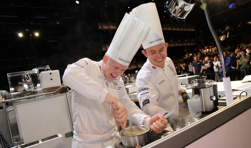 I 2022 vant Aron Espeland (til høyre) «Global Young Chef Challenge». I 2025 er Trym Karlsen (til venstre) som blir Norges kandidat i konkurransen. Her er Karlsen commis for Espeland i Årets kokk 2023.