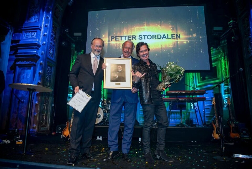 Petter Stordalen under prisutdelingen av Visitas Hall of Fame. Fra venstre Visitas VD Jonas Siljhammar og Christer Johansson, ordfører i juryen.