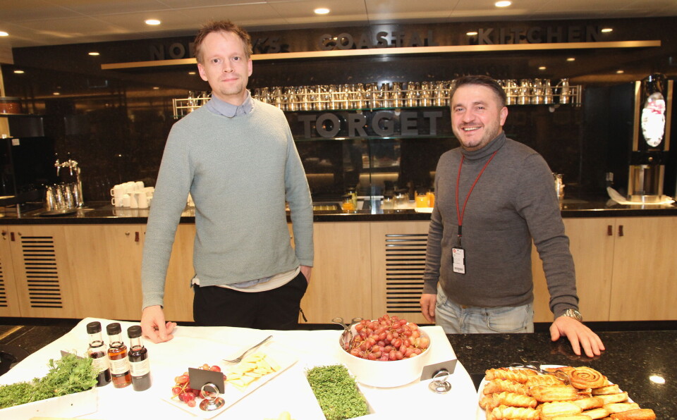 Det har over flere år blitt satset på lokalmat på Hurtigruten, noe som i år har resultert i en semifinale i landets frokostkåring. Her F&B-managerne på Hurtigruten, Øistein Nilsen (til venstre) og Tani Gurra. Dette bildet er tatt på hurtigruteskipet MS Nordlys. Det har over flere år blitt satset på lokalmat på Hurtigruten, noe som i år har resultert i en semifinale i landets frokostkåring. Her F&B-managerne på Hurtigruten, Øistein Nilsen (til venstre) og Tani Gurra.