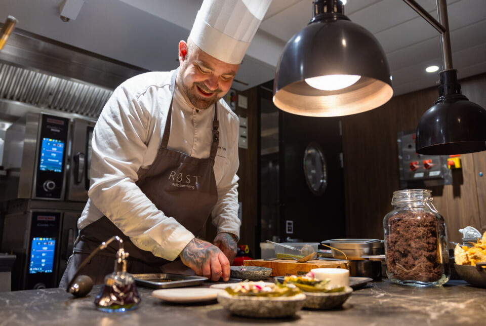 Kjøkkensjef Douglas Spiik i gourmetrestauranten Røst om bord på MS Trollfjord. Kjøkkensjef Douglas Spiik i gourmetrestauranten Røst om bord på MS Trollfjord.