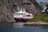 MS Nordnorge på vei inn Trollfjorden i Nordland.