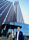 Direktør Magnus Östlund og hotellsjef Malin Finn foran det som blir en stilig hotellinngang fra 1. september. Du får nesten kink i nakken når du står her og skal kikke helt opp til toppen av det 74 etasjers høye bygget.