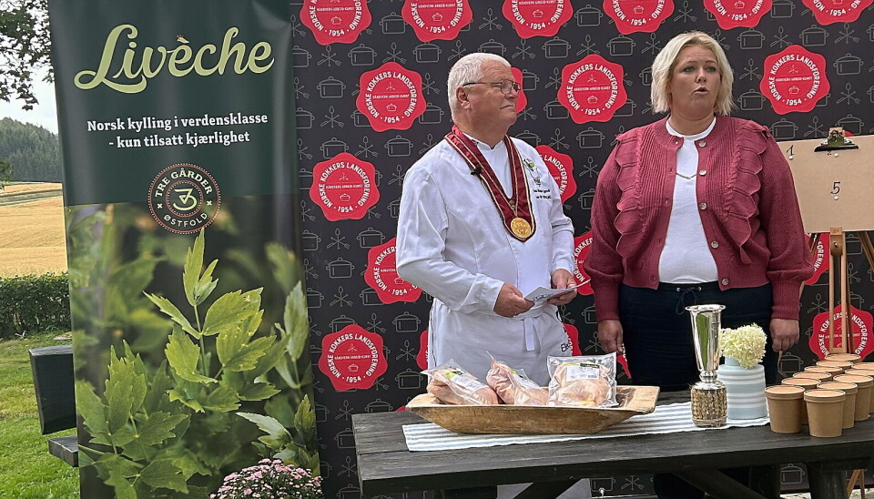 Fra trekningen av kjøkkenrekkefølgen i Trondheim 20. august. Konkurranseleder for NM i kokkekunst 2024, Svein Magnus Gjønvik, sammen med Nortura-Liveche-bonde Lene Holmen, på Øvre Grini gard på Hærland. Fra trekningen av kjøkkenrekkefølgen i Trondheim 20. august. Konkurranseleder for NM i kokkekunst 2024, Svein Magnus Gjønvik, sammen med  Nortura-Liveche-bonde Lene Holmen, på Øvre Grini gard på Hærland.