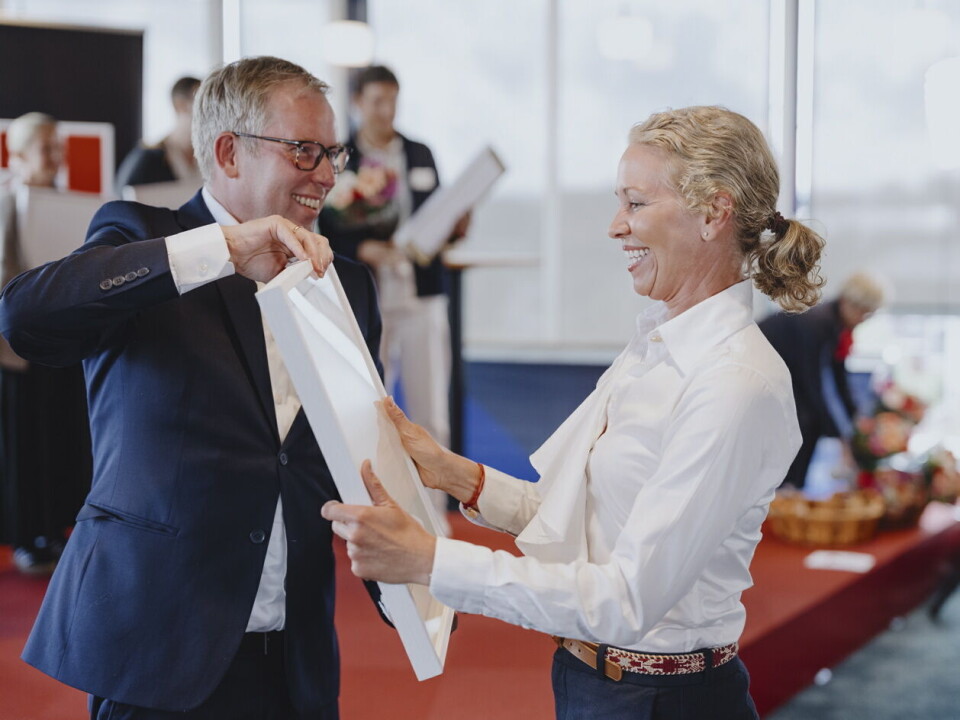 Administrerende direktør i Hurtigruten, Hedda Felin, mottar diplom fra administrerende direktør for Innovasjon Norge, Håkon Haugli. Administrerende direktør i Hurtigruten, Hedda Felin, mottar diplom fra administrerende direktør for Innovasjon Norge, Håkon Haugli.