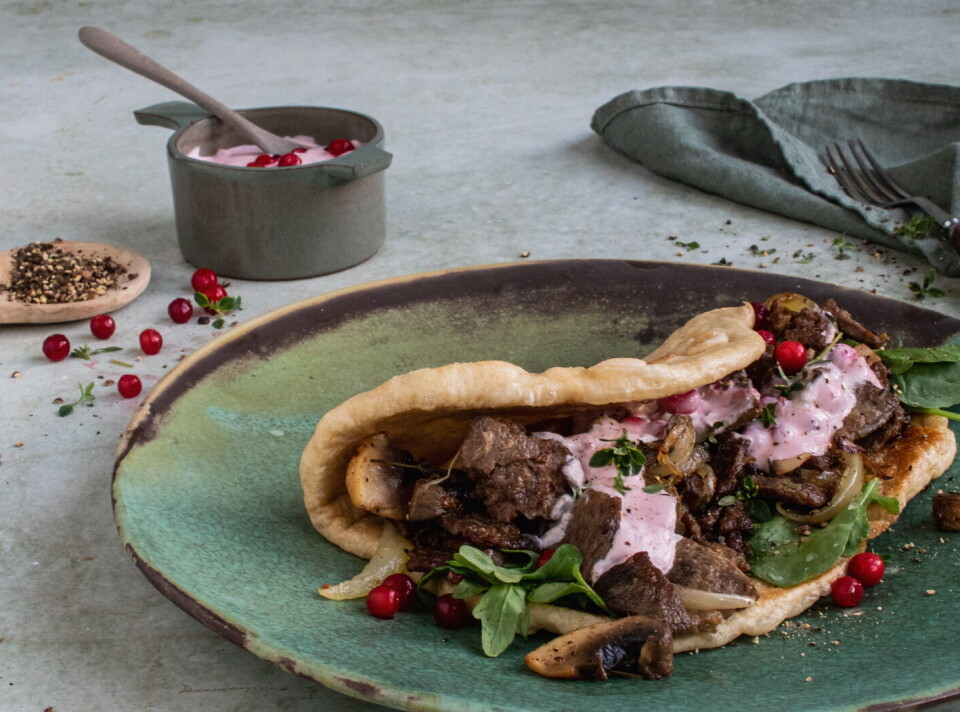 Reinsdyrkebab med reinsdyrskav, sopp og tyttebærrømme. Reinsdyrkebab med reinsdyrskav, sopp og tyttebærrømme.
