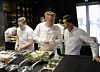 Re-Naa-kokk Mathew Leong (til høyre) er klar for Bocuse d'Or-finalen i 2025. Her sammen med Sven Erik Renaa og Adrian Vikse i restaurantlokalet i Stavanger.