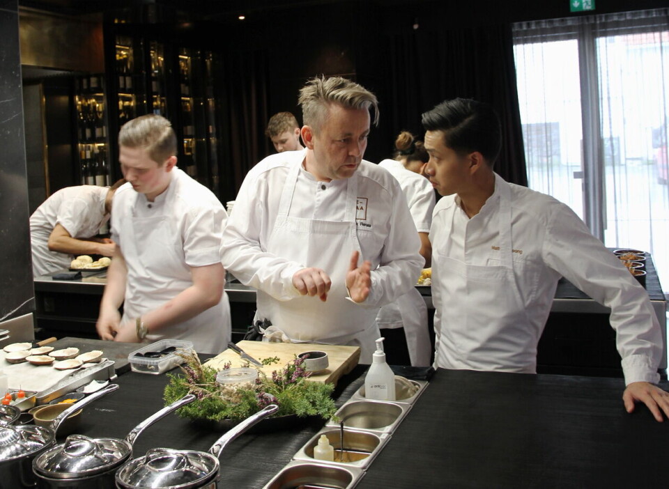 Re-Naa-kokk Mathew Leong (til høyre) er klar for Bocuse d'Or-finalen i 2025. Her sammen med Sven Erik Renaa og Adrian Vikse i restaurantlokalet i Stavanger. Re-Naa-kokk Mathew Leong (til høyre) er klar for Bocuse d'Or-finalen i 2025. Her sammen med Sven Erik Renaa og Adrian Vikse i restaurantlokalet i Stavanger.