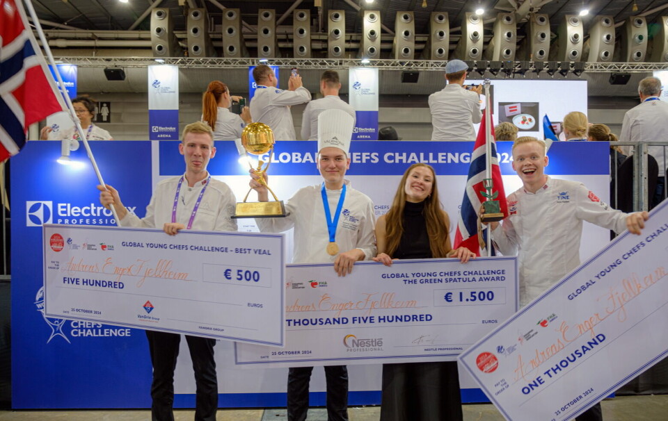 Andreas Enger Fjellheim med deler av vinnerteamet etter seieren i Global Young Chef Challenge 2024 i Singapore. Andreas Enger Fjellheim med deler av vinnerteamet etter seieren i Global Young Chef Challenge 2024.