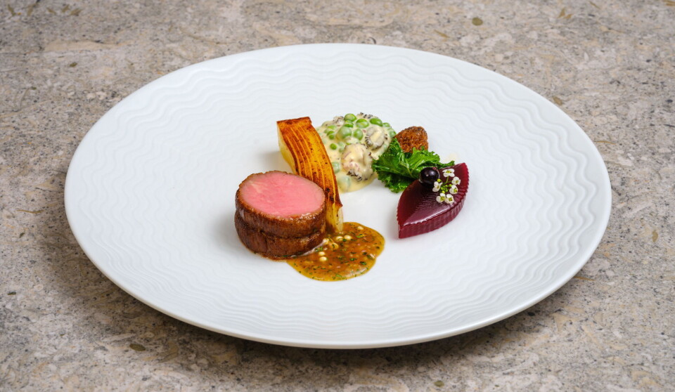 Hovedrett med Van Drie kalvemørbrad og kalvelever med passende stivelse og komplimenter. Hovedrett med Van Drie kalvemørbrad og kalvelever med passende stivelse og komplimenter.