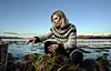 Angelita Eriksen i Lofoten Seaweed høster tang og tare i fjæra.
