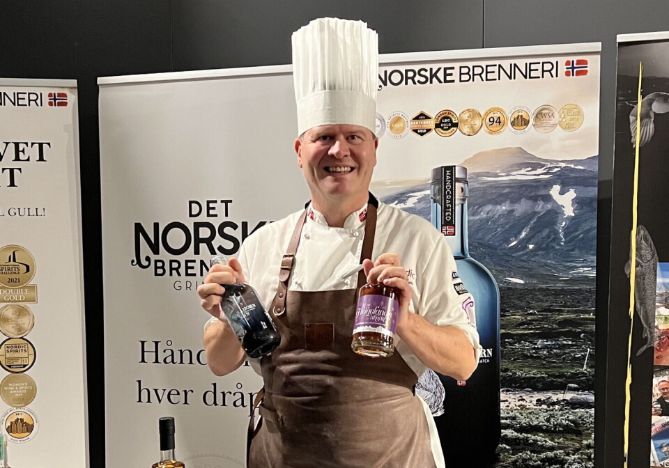 Meyergården-kokk Svein Jæger Hansen lanserer sin fjerde utgave av Jul på Helgeland akevitt. Meyergården-kokk Svein Jæger Hansen lanserer sin fjerde utgave av Jul på Helgeland akevitt.