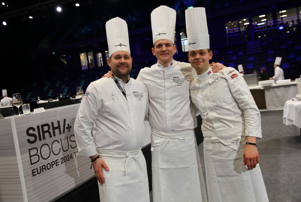 Team Norge i Bocuse d'Or 2025: Fra venstre coach Christopher W. Davidsen, kandidat Håvard Werkland og commis Grunde Gillund. Team Norge i Bocuse d'Or 2025: Fra venstre coach Christopher W. Davidsen, kandidat Håvard Werkland og commis Grunde Gillund.