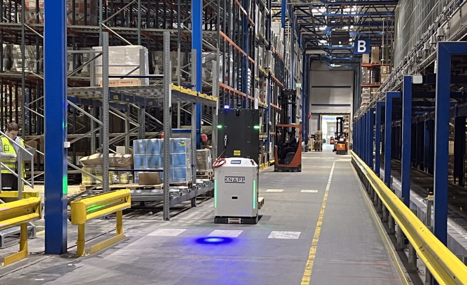 I Brødrene Dahl sitt sentrallager på Langhus har tre helt nye roboter fått i oppgave å sørge for høyere produktivitet og bedre sikkerhet. I Brødrene Dahl sitt sentrallager på Langhus har tre helt nye roboter fått i oppgave å sørge for høyere produktivitet og bedre sikkerhet.