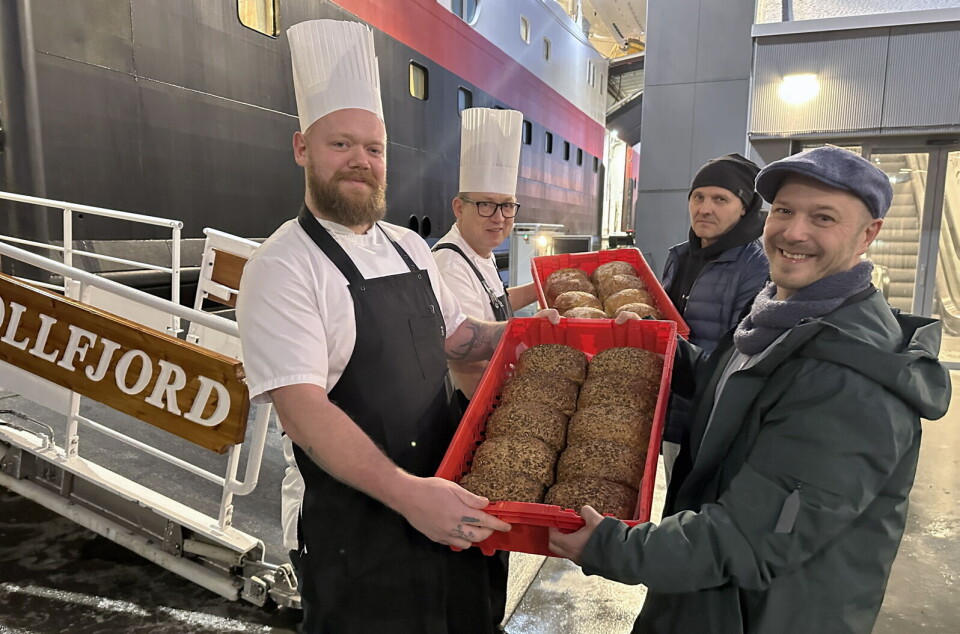 André Gåsemyr og Kjell Kollin (til venstre) fra MS Trollfjord mottar den første leveransen brød fra Valentin Masaruljev og Jørn Roger Olsen i Kaffebønna. André Gåsemyr og Kjell Kollin (til venstre) fra MS Trollfjord mottar den første leveransen brød fra Valentin Masaruljev og Jørn Roger Olsen i Kaffebønna.