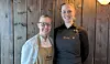 Både kjøkkensjef Maren Brekkvassmo Myrvold (til venstre) og restaurantsjef Astrid Møllenhus på Øyna Kulturlandskapshotell er utdannet pommelierer.