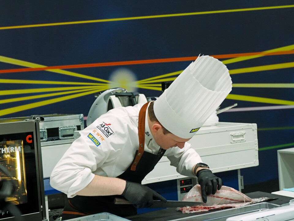 Håvard Werkland serverer første rett klokka 14:40. Her tilberedes ørnefisken. Håvard Werkland serverer første rett klokka 14:40. Her tilberedes ørnefisken.