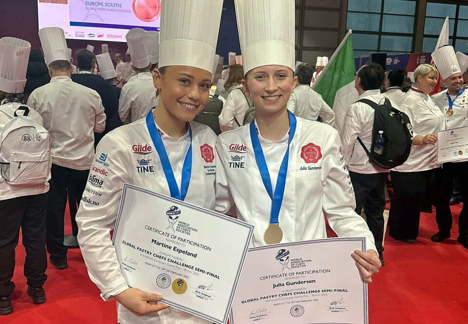 Martine Espeland (til venstre), her sammen med medhjelper Julia Gundersen, gikk helt til topps i Global Pastry Chef-kvalifiseringen for Nord-Europa. Martine Espeland (til venstre), her sammen med medhjelper Julia Gundersen, gikk helt til topps i Global Pastry Chef-kvalifiseringen for Nord-Europa.