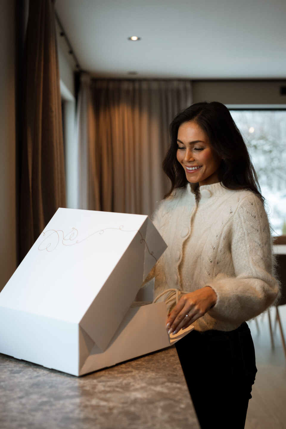 Kakeesker som setter tonen for hyggelige matstunder kvinne åpner kakeeske