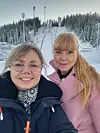 Eier og daglig leder av Connections, Marianne Reistveit, og hennes prosjektleder for hotellbookingen i ski-VM, Linda Vavik, i VM-anlegget i Granåsen.