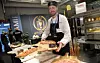 Freddy Holt, som er med i de kulinariske teamet hos Orkla, serverer pizza der pizzamesterskapet pågår.