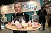 Produkt- og markedssjef for One-Shot Norge, Ida Nilsen, byr på smaksprøver på Umami Arena 2025.