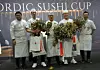 De tre beste i Nordic Sushi Cup 2025. Bronsevinner Valentin Bogaiciuc (nummer to fra venstre), sølvvinner Govinda Thapa (midten) og vinner Mikhail Khan (nummer to fra høyre). Til høyre hoveddommer Mr. Gentaro Yamazaki, og til venstre Vladimir Pak.
