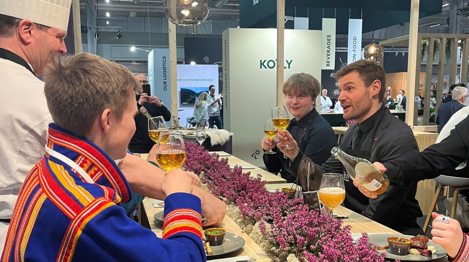 Landbruks- og matminister Nils Kristen Sandtrøen (til høyre) er opptatt av rekruttering, og fikk møte elever og lærlinger på standen til Rein – Helten på Vidda. Helt il venstre kjøkkensjef på Scandic Meyergården og reinambassadør, Svein Jæger Jansen. Landbruks- og matminister Nils Kristen Sandtrøen (til høyre) er opptatt av rekruttering, og fikk møte elever og lærlinger på standen til Rein – Helten på Vidda. Helt il venstre kjøkkensjef på Scandic Meyergården og reinambassadør, Svein Jæger Jansen.