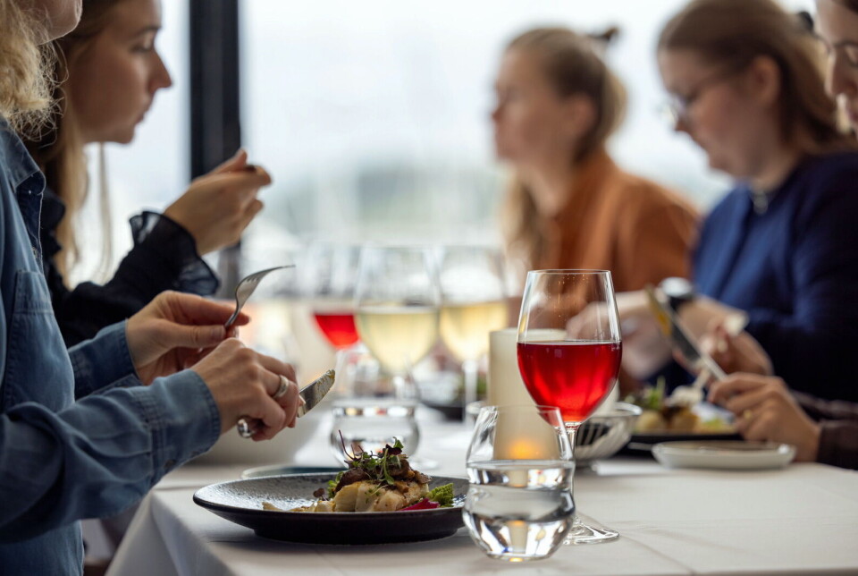 Ønsker du utvidet skjenkebevilling utendørs, til et tilleggslokale eller utvidet åpnings- og skjenketid til 17. mai så gjelder det å søke i tide. Ønsker du utvidet skjenkebevilling utendørs, til et tilleggslokale eller utvidet åpnings- og skjenketid til 17. mai så gjelder det å søke i tide.