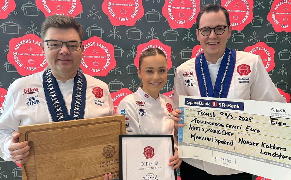 Martine Espeland er tildelt prisen «Årets Young Chef 2024». Det skjedde på NKLs Landsmøte i Tromsø denne helgen. Til venstre president i NKL, Kyrre Dybdal, og til høyre Nilsen Flatmark. Martine Espeland er tildelt prisen «Årets Young Chef 2024». Det skjedde på NKLs Landsmøte i Tromsø denne helgen. Til venstre president i NKL, Kyrre Dybdal, og til høyre Nilsen Flatmark.