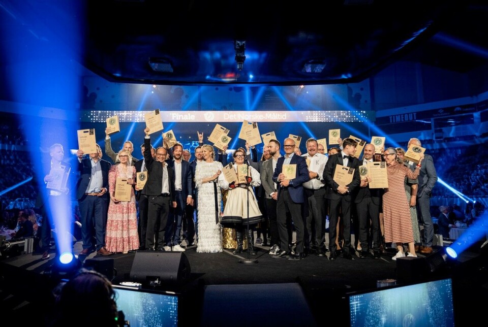 Leder av Den Norske Måltid, Kristin Austigard, omkranset av glade vinnere. Leder av Den Norske Måltid, Kristin Austigard, omkranset av glade vinnere.